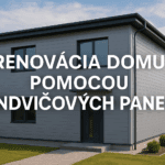 Rodinný dom po renovácii s moderným sivým opláštením zo sendvičových panelov a upraveným okolím.